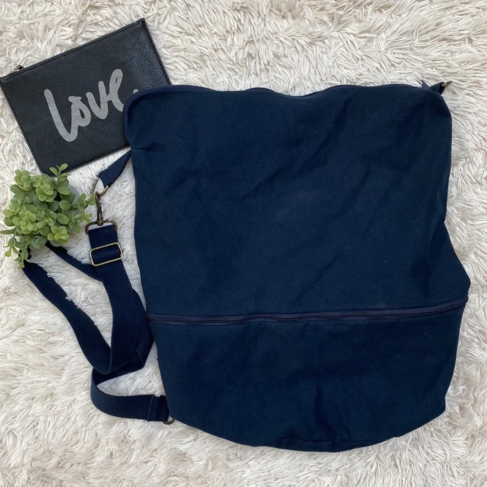 🎉HP🎉 Eddie Bauer Convertible Duffle Bag 💗 Navy & Tan